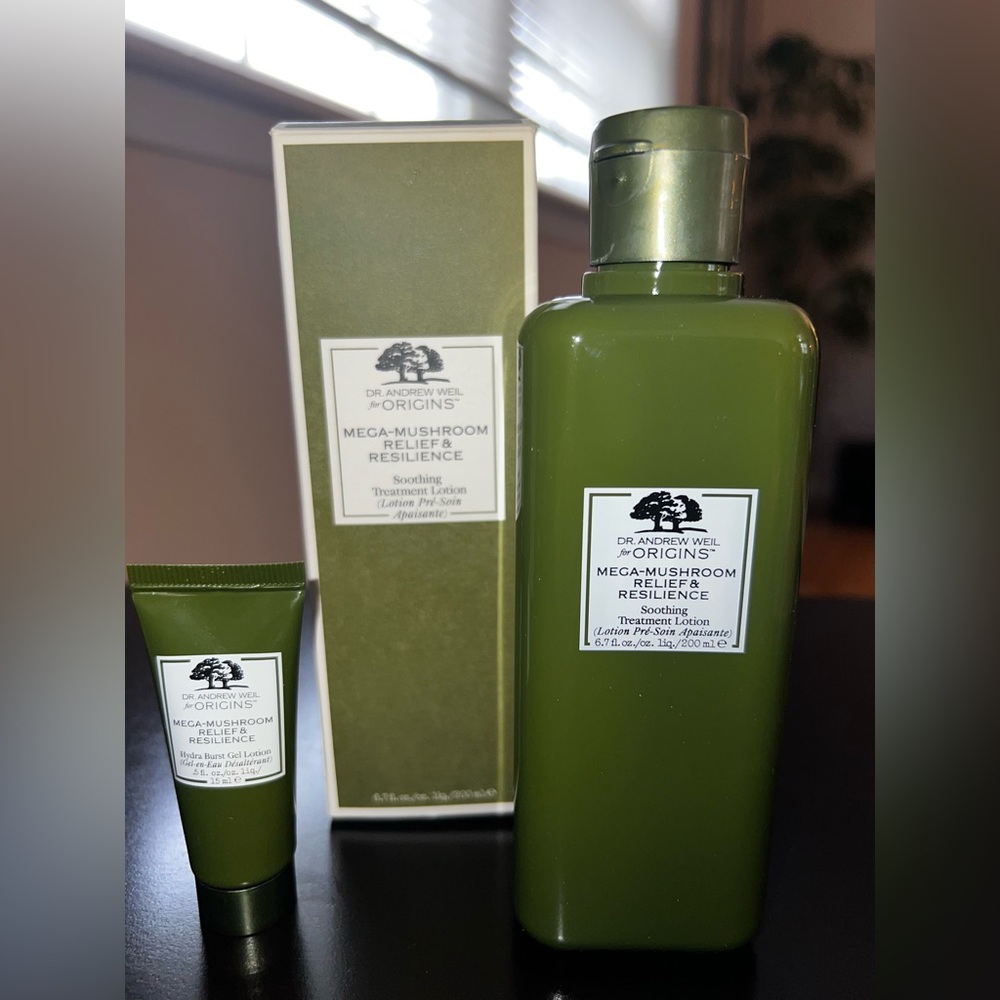Origins Mega-Mushroom Soothing Lotion in Green with bonus Hydra burst gel lotion